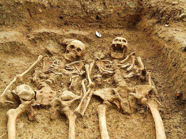 Romantik bir gömü mü yoksa toplu mezar mı?