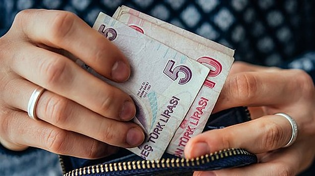 7. Küçükken bakkala gidip aldıklarının para üstünü cebine mi indirirdin yoksa annene mi verirdin?