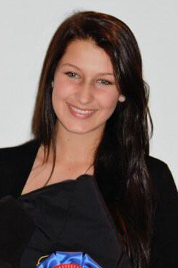 В подростковом возрасте Белла увлекалась конным спортом и мечтала попасть на Олимпиаду-2016 в Рио-де-Жанейро.