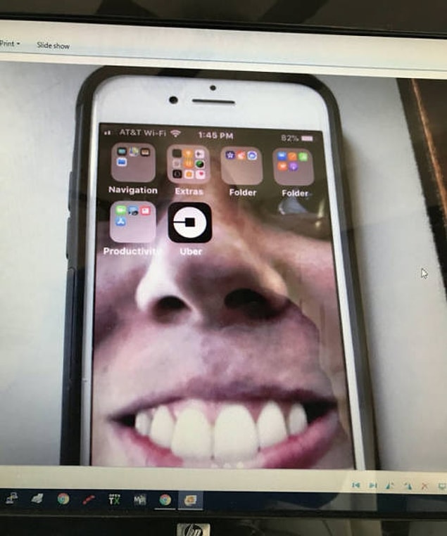 17. "Babam doğru uygulamayı mı indirdiğini sormak için dijital kamerayla çektiği telefonunun fotoğrafını yüklediği bilgisayarının fotoğrafını çekip attı."