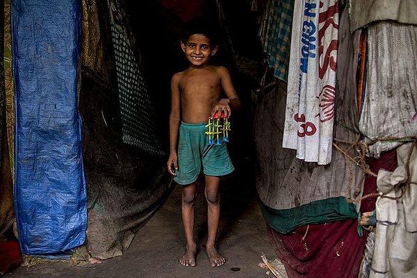 3. Hindistan'da kişi başı aylık geliri 31 dolar olan bu evde yaşayan çocuk elinde en sevdiği oyuncağı tutuyor.