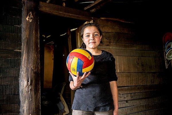 15. Kolombiya'da ayda kişi başı 123 dolara geçinen bu ailede en sevilen oyuncak bir voleybol topu.