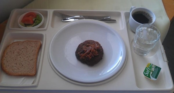 5. Норвегия: котлета, салат, хлеб, сливочное масло и кофе.