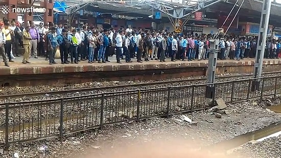 Hindistan'da Yolculuk Etmek İçin Hayatlarını Hiçe Sayan İnsanlar