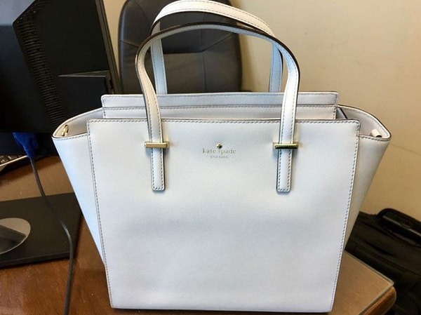 8. Какого цвета сумка?