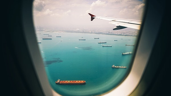 3. Не поднимайтесь со своего места, а также не трогайте двери и иллюминаторы, пока вам не скажут это сделать.