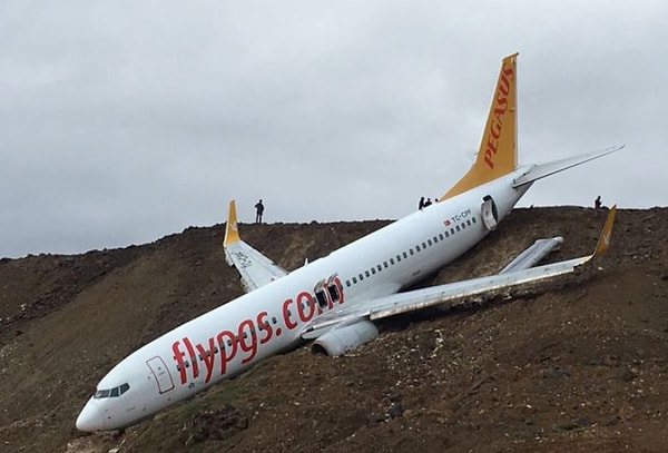 9. И самое главное — не старайтесь взять с собой ноутбук и другие ценные вещи и не возвращайтесь за ними в самолет. Они могут стоить вам жизни.