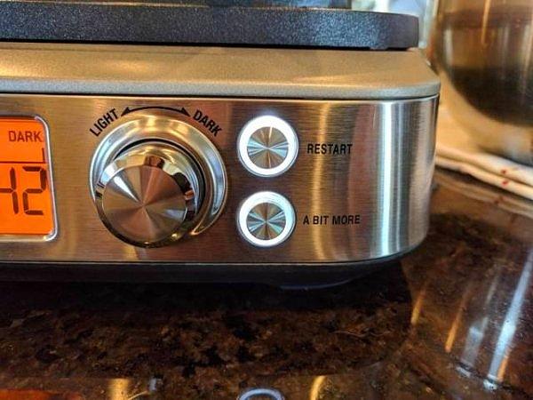 12. Üzerinde "Birazcık Daha" butonu olan waffle makinesi. 🖲🔥