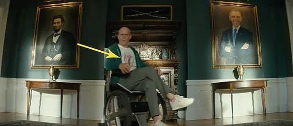 7. Profesör X'in tekerlekli sandalyesiyle X-Mansion'da gezerken giydiği tişörtte ince bir detay var.