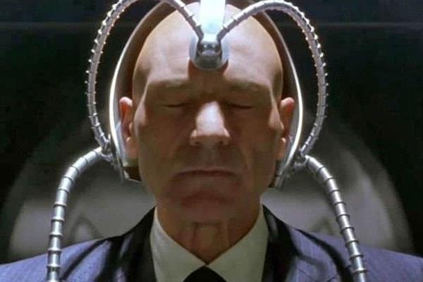 8. X-Mansion'da gezindiği sırada Cerebro'yu takmayı da ihmal etmedi. "Patrick Stewart gibi kokuyor." dediği anda yine kırdı geçirdi.