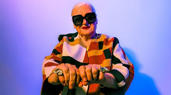 1. Идея Инстаграм-проекта "Снова 20" пришла к его автору, москвичу Роману Зарипову, когда тот, отдыхая в Лас-Вегасе, проиграл в покер шумной группе 70-летних задорных американских пенсионеров.