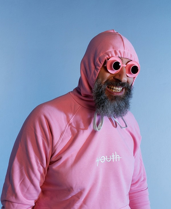 4. Словом, большинство пенсионеров в России предоставлены сами себе, и в такой ситуации довольно трудно поддерживать позитивный настрой и стремление к приключениям...