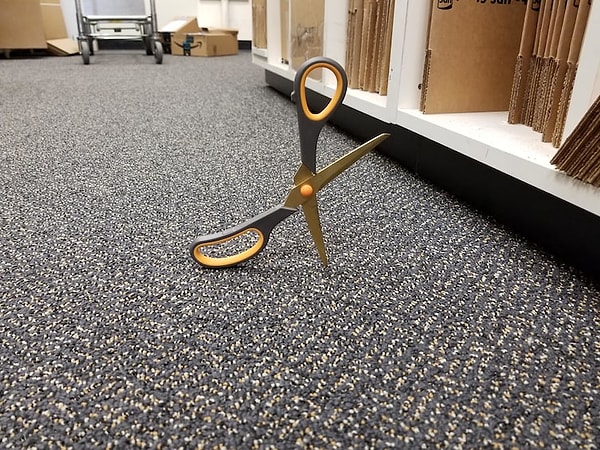 12. Вы должны делать снимки ножниц со всех сторон после того, как вы уронили их ТАКИМ образом. Потому что такого никогда не повторится!