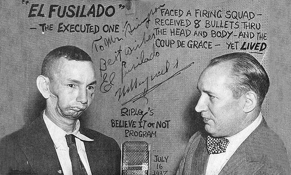 1. Венсеслао Могуэль, мексиканский солдат, который смог выжить после расстрела. В него выпустили 10 пуль (один выстрел был контрольный в голову)! На этом снимке он находится на шоу «Хотите — верьте, хотите — нет», 16 июля, 1937 г.