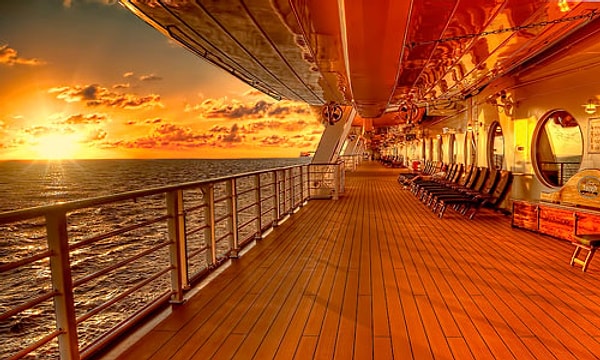 8. Палубные пассажиры сидели на ящиках и мешках(,) на цепях и свёртках канатов.