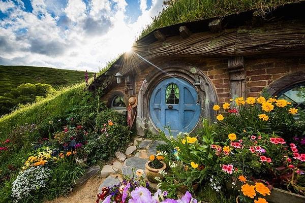 Tolkien'in yazdığı, Peter Jackson'ın sinema filmi olarak çektiği "Yüzüklerin Efendisi" serilerinde yer alan "Hobbit"lerin yaşadığı küçük tepeler içine gömülü evlerden esinlenildi.