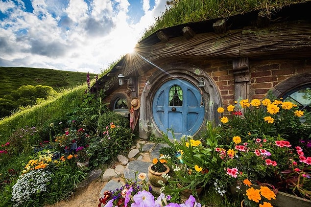 Tolkien'in yazdığı, Peter Jackson'ın sinema filmi olarak çektiği "Yüzüklerin Efendisi" serilerinde yer alan "Hobbit"lerin yaşadığı küçük tepeler içine gömülü evlerden esinlenildi.