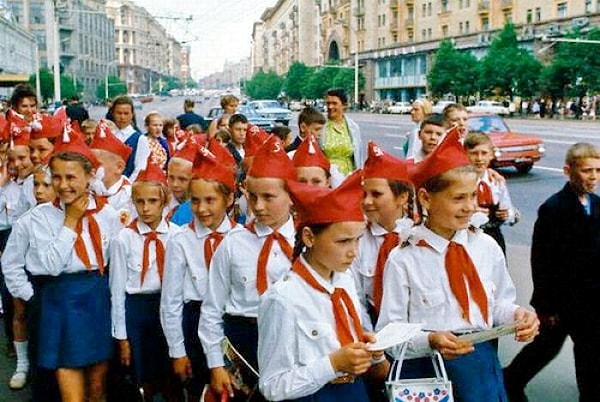 10. Когда отмечался праздник пионеров - День пионерии?