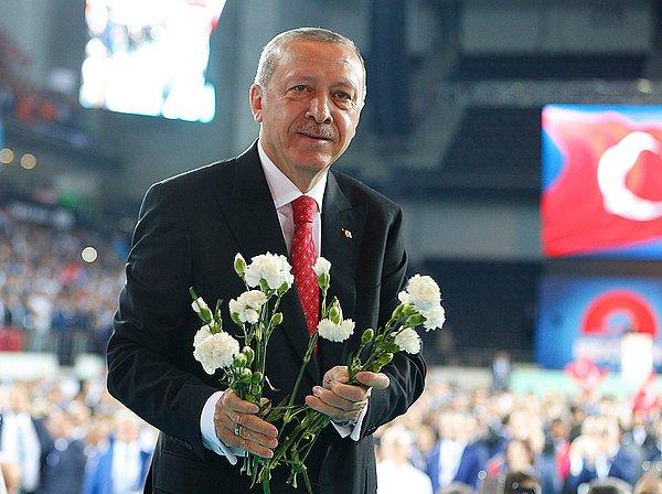 Erdoğan "Polis, öğretmen, hemşire, din görevlisi ve diğer idarecilerimizin emeklilik ek göstergelerini 3600'e çıkaracağız." diye konuştu.