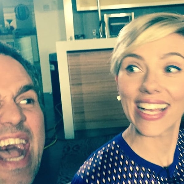 3. Брюс и Наташа позируют для селфи: