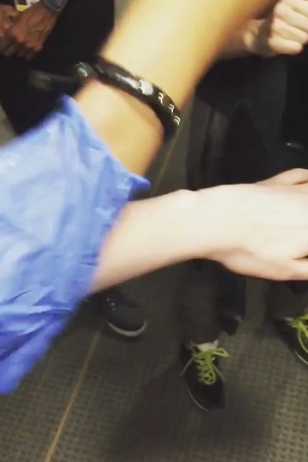 13. Небулу намазывают гелем, чтобы она могла втиснуться в свой супертесный костюм: