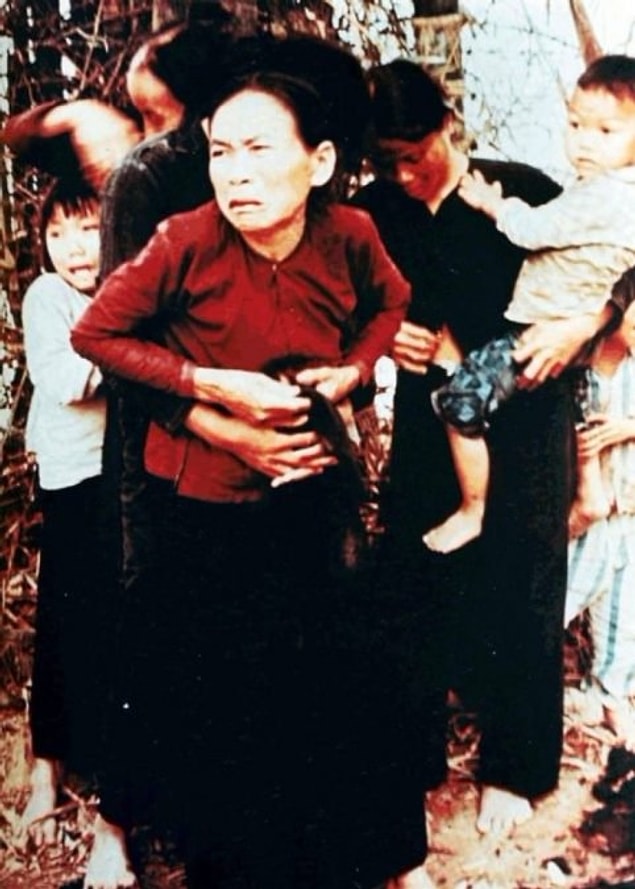 6. Bu fotoğraf çekildikten dakikalar sonra, Vietnamlı kadın ve çocukları Amerikalı askerler tarafından öldürüldü.