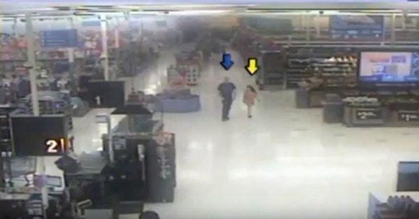 12. 8 yaşındaki Cherish Perrywinkle’ın katili ile alışveriş merkezinden çıkarkenki son görüntüsü.