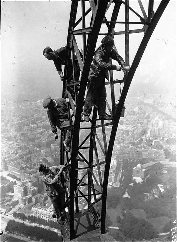 9. Eiffel Kulesi'nin zirvesinde çalışan işçiler.