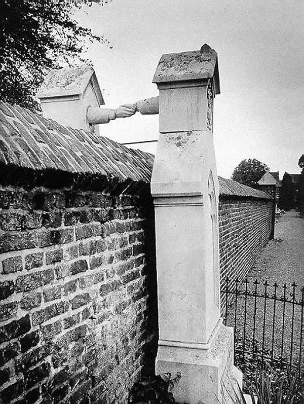 22. Katolik ve Protestan bir karı kocanın iki mezarı.