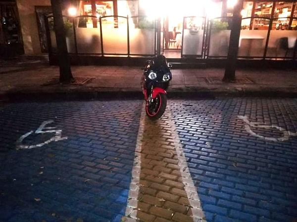 4. Bu motosiklet sürücüsü, kimsenin nereye park etmesi gerektiğini söylemesine izin vermiyor...