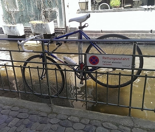 2. Этот дерзкий велосипедист паркуется там, где захочет, и таблички ему не указ.