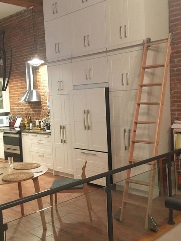 10. "Новый кухонный гарнитур моих родителей прибыл вместе с передвижной лестницей на колесах"