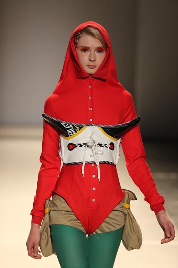 6. Пьеру-Луи Ауврею, который всегда занимался дизайном, но учился на юридическом факультете, однажды все наскучило, и он вбил в Google "лучшая в мире школа моды".