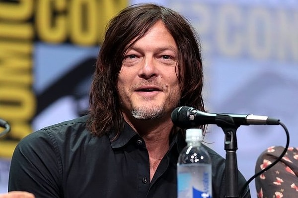 9. Норман Ридус коллекционирует грудные имплантаты