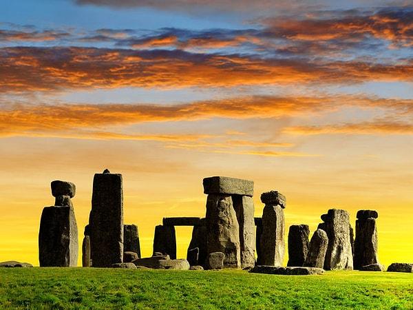 16. İngiltere'de bulunan Stonehenge anıtlarına bakmak genel kültürünüzü arttıracaktır.