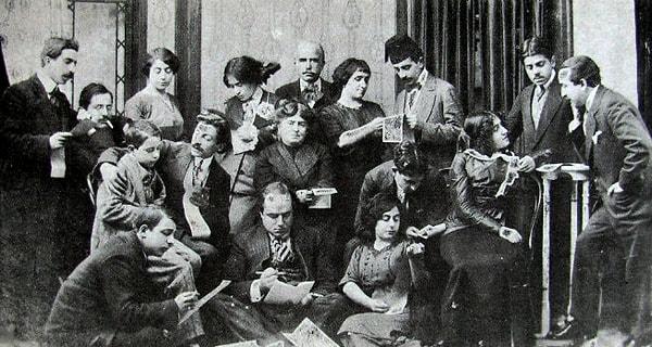 Fakat o dönemde müslüman ve Türk kadınların sahneye çıkması yasak. Geleneksel tiyatroda kadın rollerini erkek oyuncular üstleniyor. Batı tarzı oyunlarda ise sahne, azınlık olan Ermeni kadınların tekelinde.