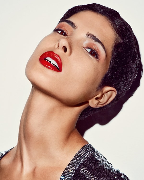 8. Замечали, что когда женщин зовут, они поворачивают шею, а вот мужчины, наоборот, - всё туловище. Это связано с тем, что шейные мускулы женщин более подвижны.