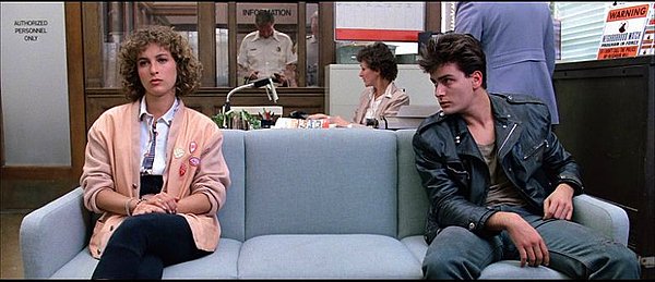 12. Ferris Bueller's Day Off (Ferris Bueller'le Bir Gün) filmindeki bir sahnesi için Charlie Sheen, istenilen o yıpranmışlık hissini verebilmek için tam 48 saat boyunca uyanık kaldı.