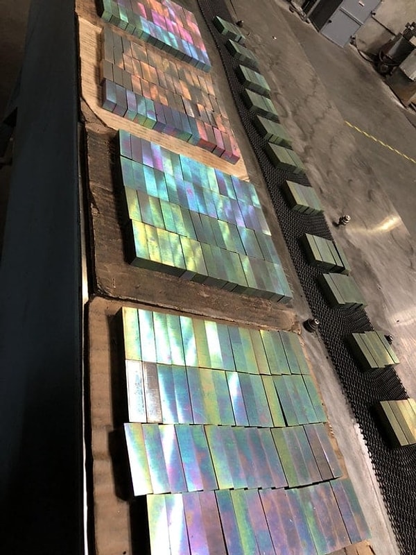 11. Эти металлические блоки были извлечены из специальной печи для термообработки. Только посмотрите на эти прекрасные цвета 😳