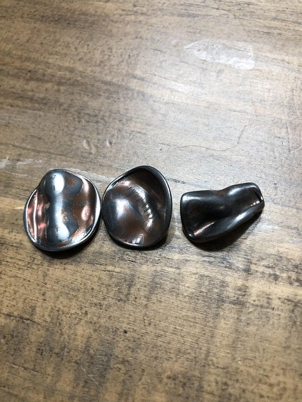 12. Хозяин стиральной машины нашёл в ней эти монеты, они располагались между барабаном и двигателем.