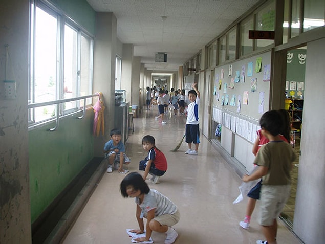 2. Japonya'da birçok okulda temizlik görevlisi yok bunun yerine temizliği öğrenciler yapıyor. Amacı ise öğrencilerin temizlik bilinci kazanması ve topluma daha yararlı bireyler olmayı öğrenmesi.
