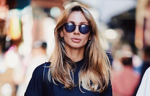 12. Девушку на фото внизу зовут...