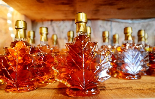 5. В американском штате Мэн существует праздник, посвященный кленовому сиропу. В этот день люди семьями покупают кленовый сироп, катаются на возе с сеном, смотрят на животных и едят пищу с кленовым сиропом