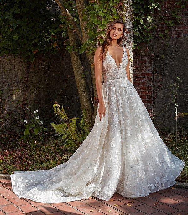 1. Выберите свадебное платье: