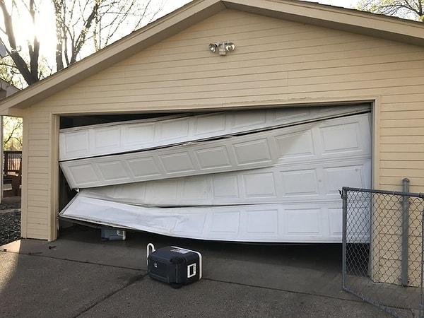22. "Dün gece ben uyurken biri garajıma çarpmış. Umarım bu sadece bir kazadır."