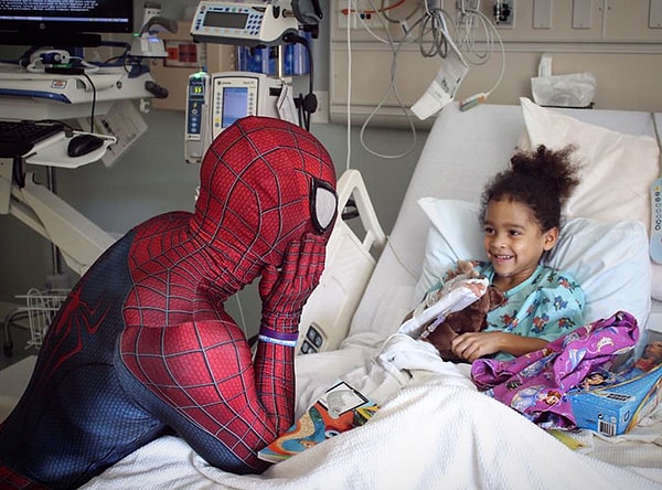 5. А затем бабушка показала пальцем на Рики и сказала, что Человек-паук — это он и что, проснувшись, Мена должен начать помогать детям