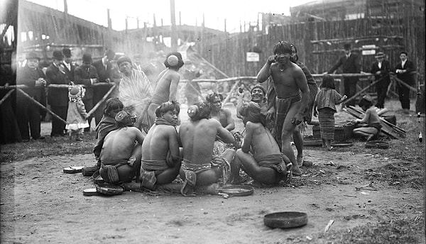 1905 Yılında New York'ta bulunan bir "İnsan Hayvanat Bahçesi". Filipinli yerli insanların tutsak edilip sergilendiği o anlardan bir tanesi...