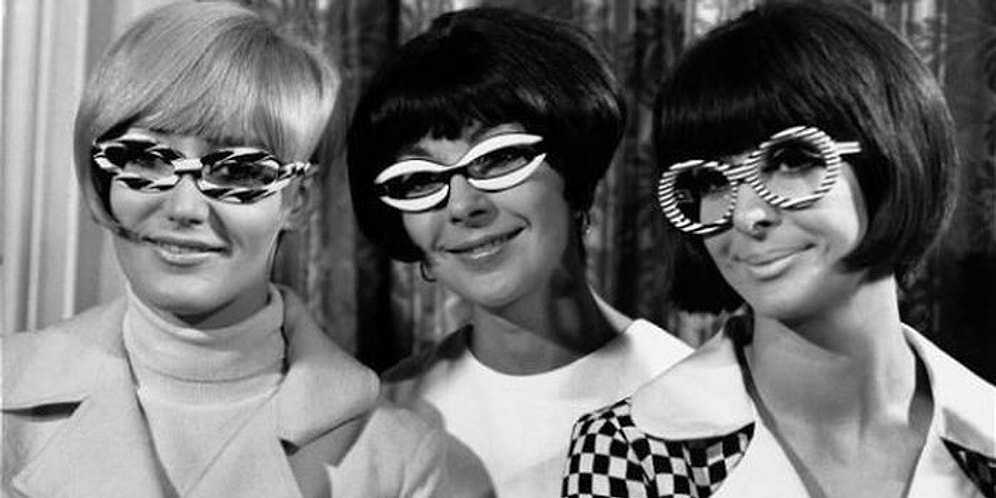 Подборка фото, которая наглядно демонстрирует эволюцию женских очков в истории моды