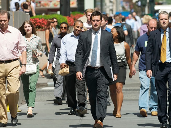 6. А на этом фото вы нашли человека, которого мы показывали ранее?