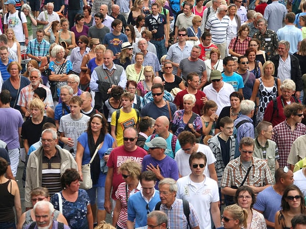 9. Нашли на этом фото женщину, которую мы показывали ранее?